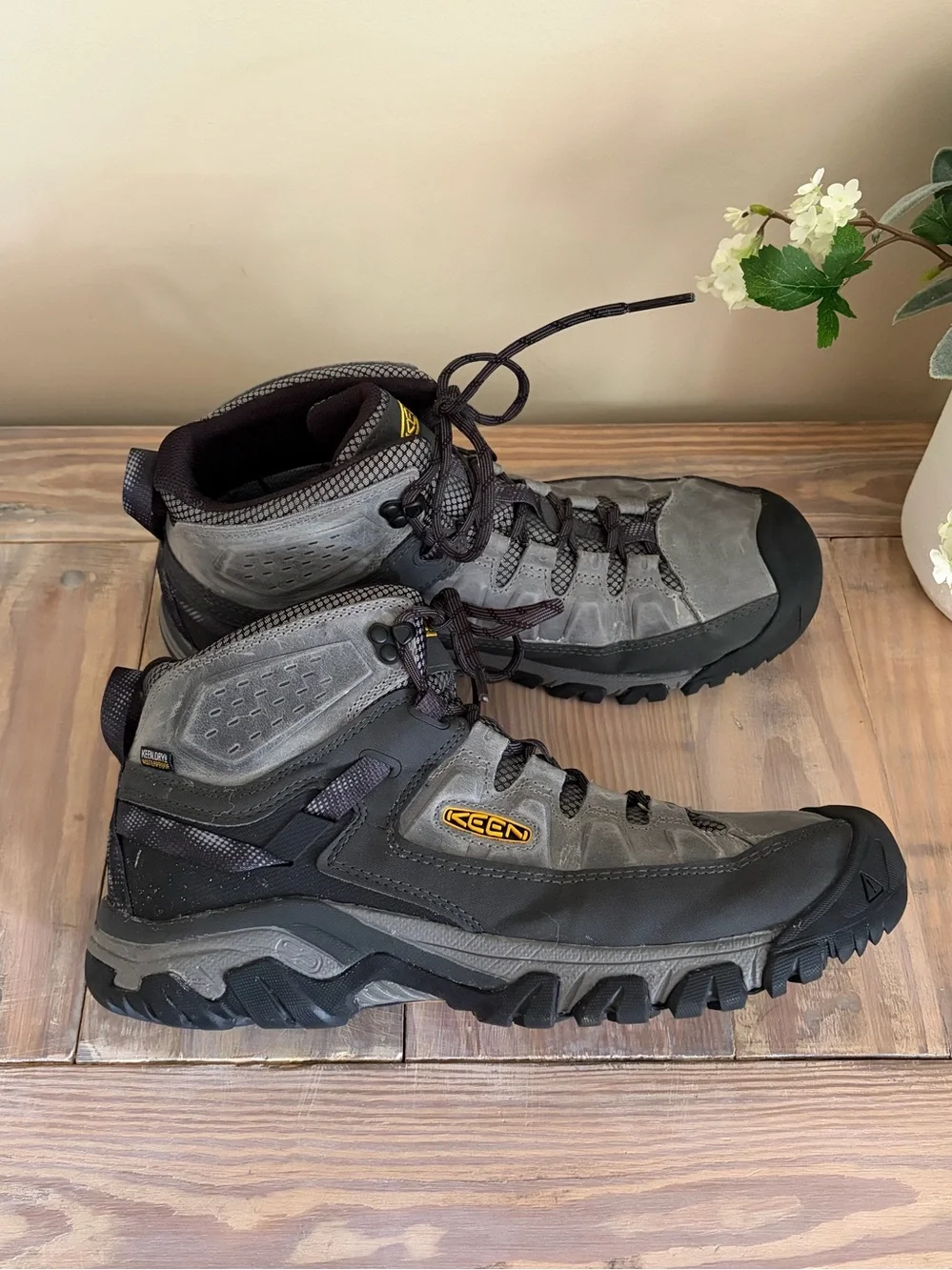 Keen Targhee III Mid Waterproof Hiking Boot 🥾